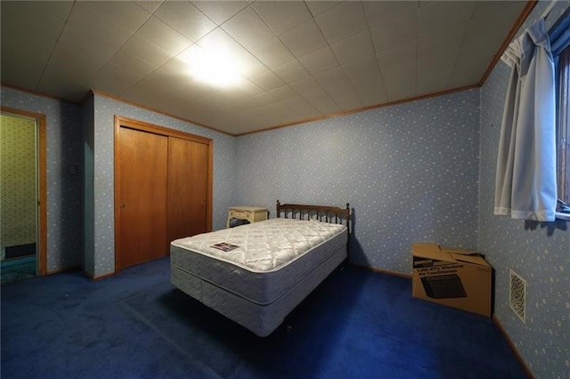 bedroom featuring carpet flooring, a closet, and ornamental molding