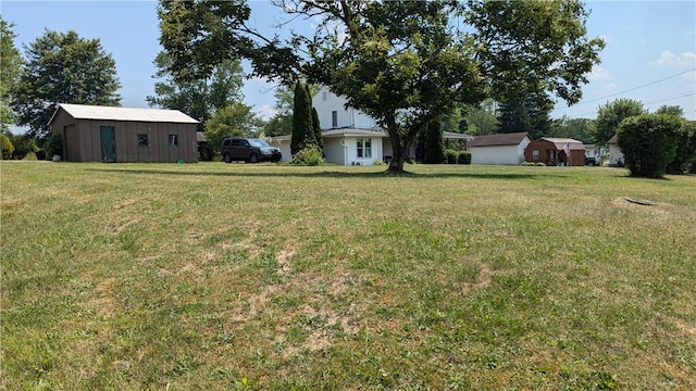 view of yard with an outbuilding