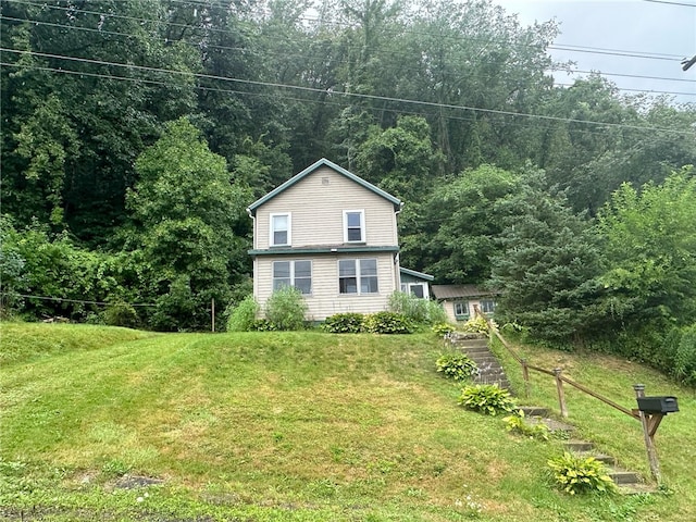 view of front of home featuring a front yard