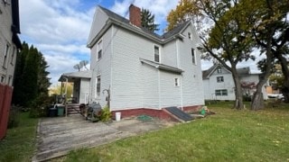 back of house featuring a lawn