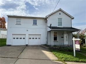 view of front facade featuring a garage