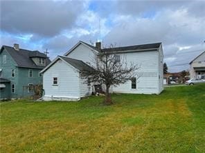 back of house featuring a lawn