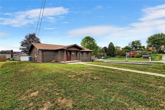 view of front of property featuring a garage and a front yard