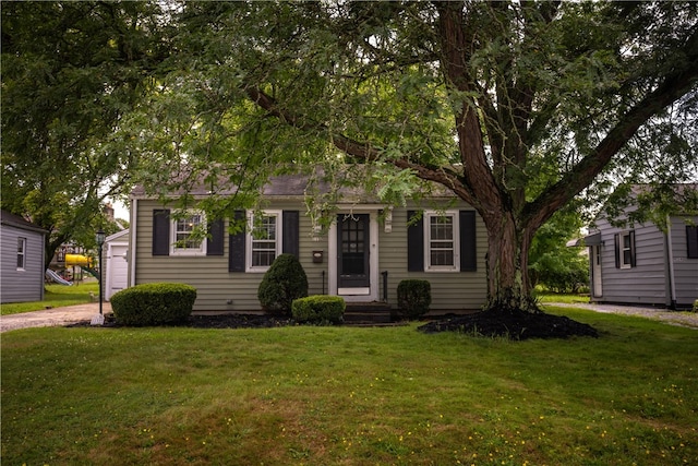 view of front of home featuring a front lawn