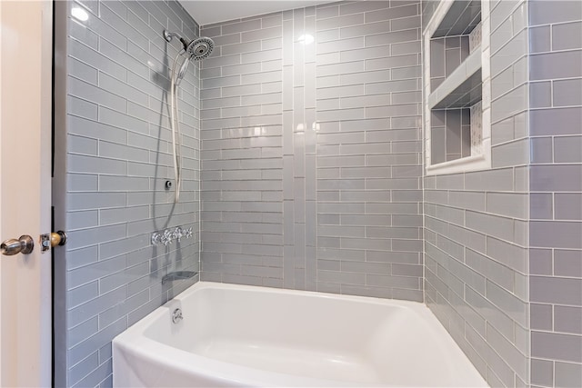 bathroom with tiled shower / bath