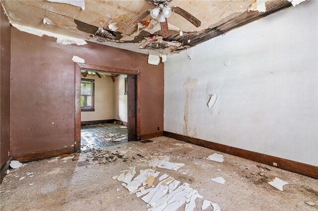 592 E 7th Ave, Tarentum, PA 15084 - unfurnished room with baseboards and ceiling fan