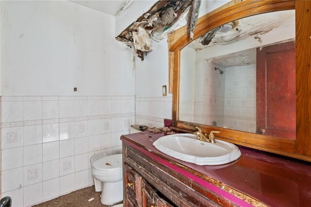 592 E 7th Ave, Tarentum, PA 15084 - bathroom featuring toilet, tile walls, vanity, and wainscoting