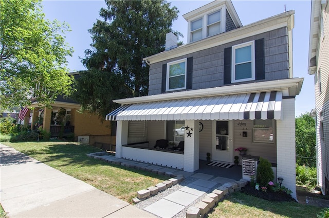 view of front of property featuring a front yard