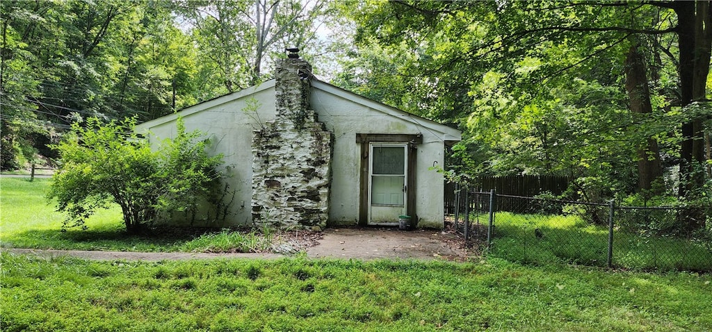 view of outdoor structure featuring a lawn