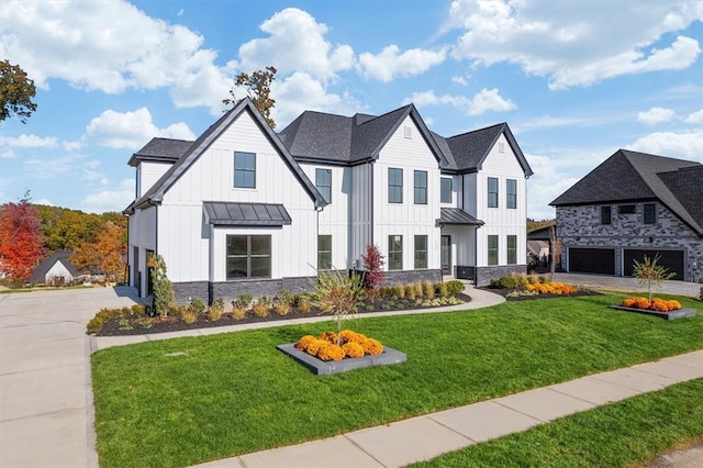 view of front facade featuring a front yard and a garage