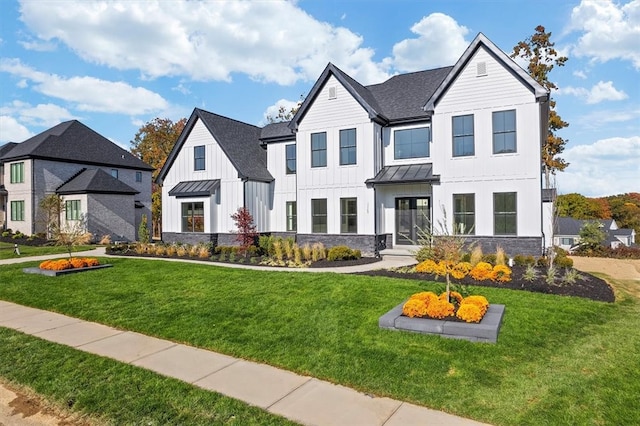 view of front of property with a front lawn