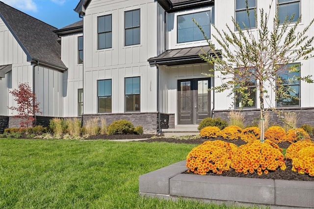 view of front facade featuring a front yard