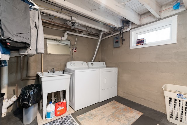 washroom featuring washing machine and clothes dryer