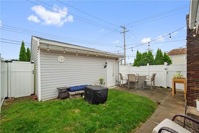 view of yard featuring a patio area