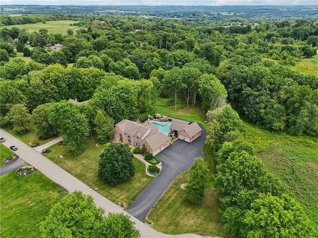 birds eye view of property featuring a forest view