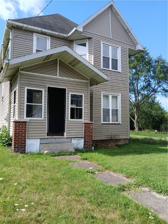 view of front of home featuring a front yard