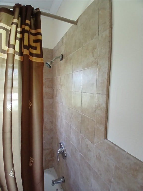 interior details with shower / bath combo with shower curtain