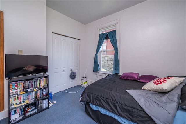 bedroom featuring carpet flooring and a closet