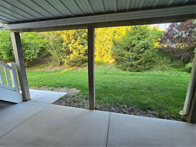 view of yard with a patio