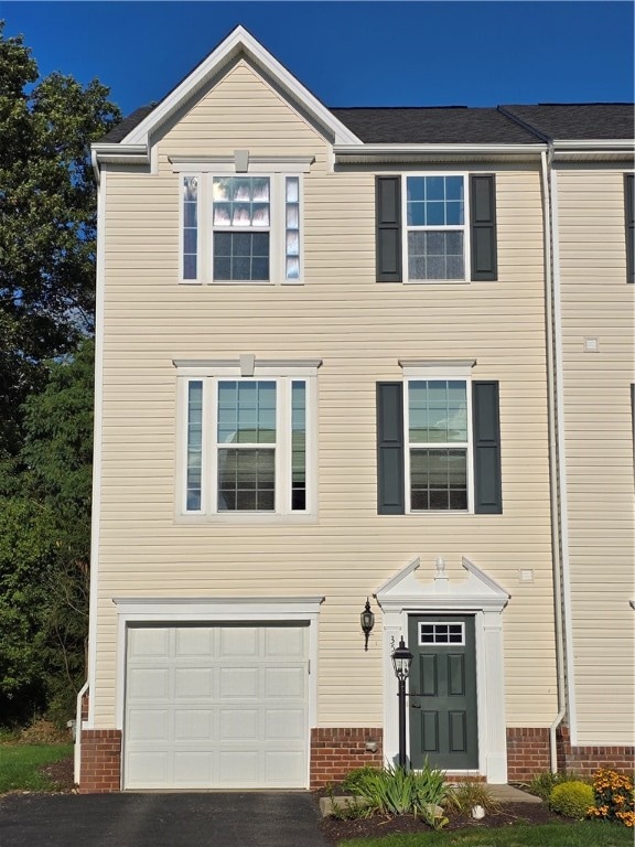 view of front facade featuring a garage