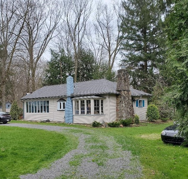 ranch-style home featuring a front yard