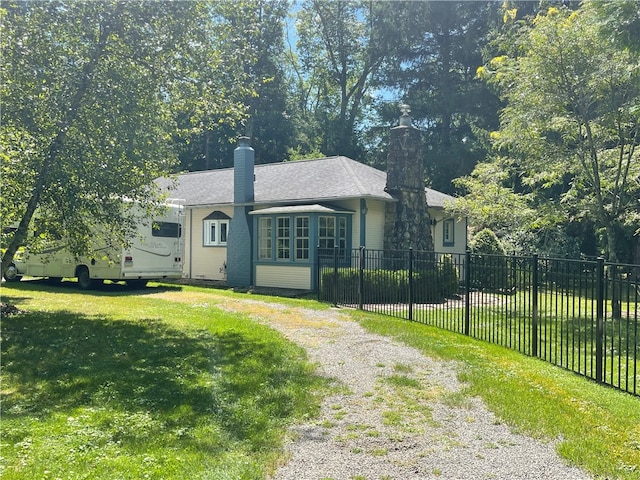 view of front of house featuring a front lawn