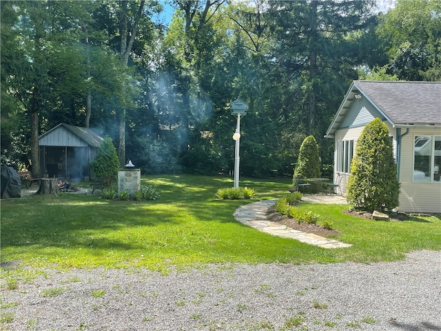 view of yard featuring an outdoor structure