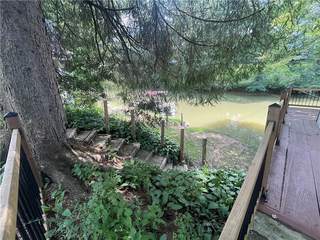 view of yard featuring a water view