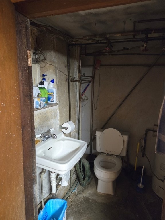 bathroom featuring toilet and sink