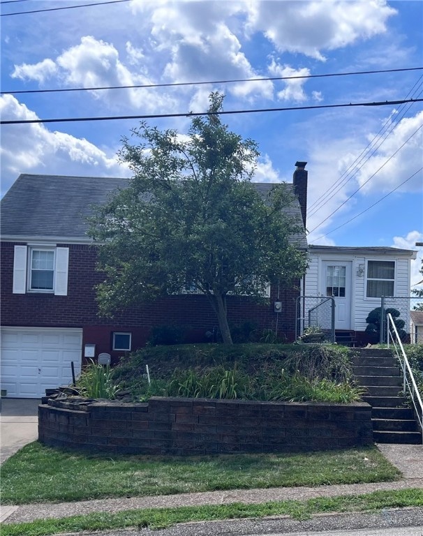 view of front facade featuring a garage