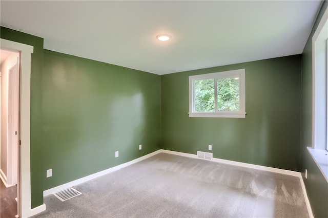 spare room featuring carpet floors