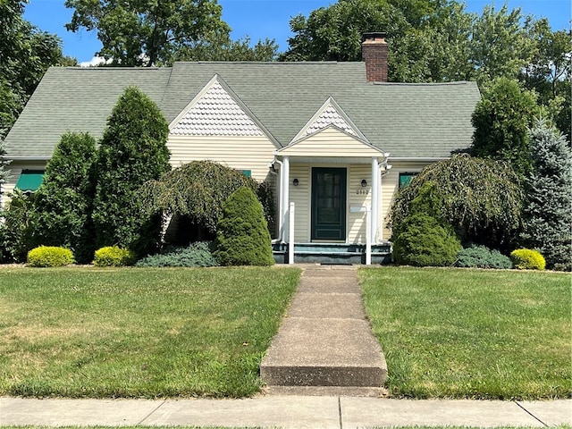 view of front of property featuring a front lawn