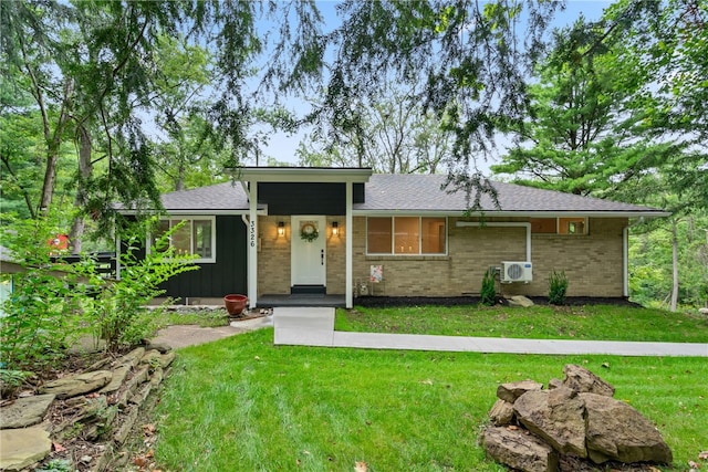 single story home featuring a front yard