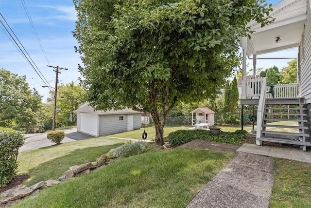 view of yard featuring a garage and an outdoor structure