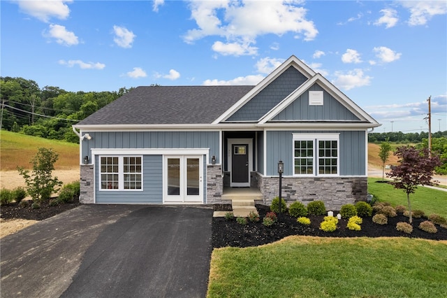 craftsman inspired home featuring a front lawn