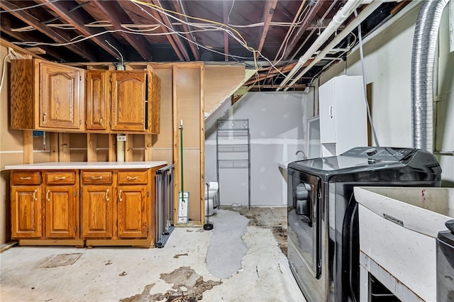 basement featuring sink and independent washer and dryer