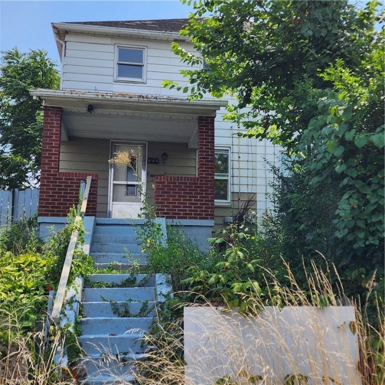 view of front of property featuring a porch