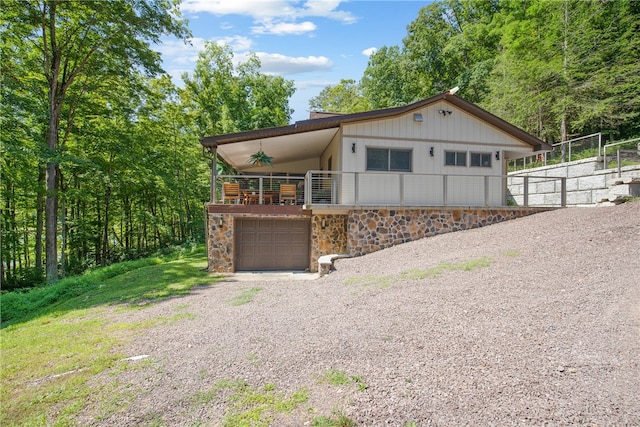 view of front facade with ceiling fan and a garage