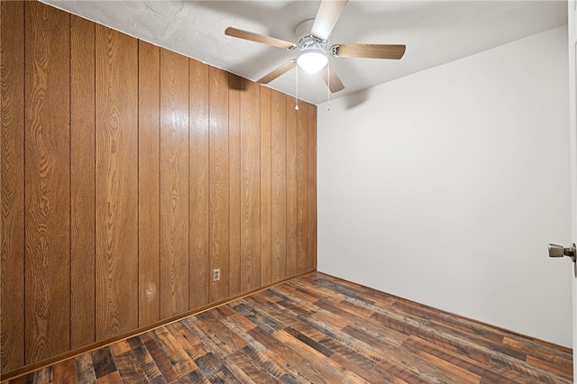 unfurnished room featuring dark wood-type flooring and ceiling fan