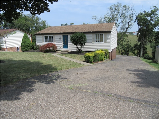 view of front of property featuring a front yard