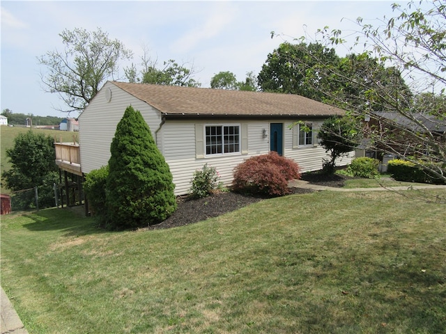 single story home featuring a front lawn