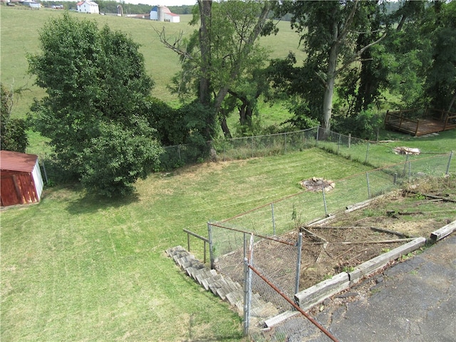 view of yard featuring a storage unit