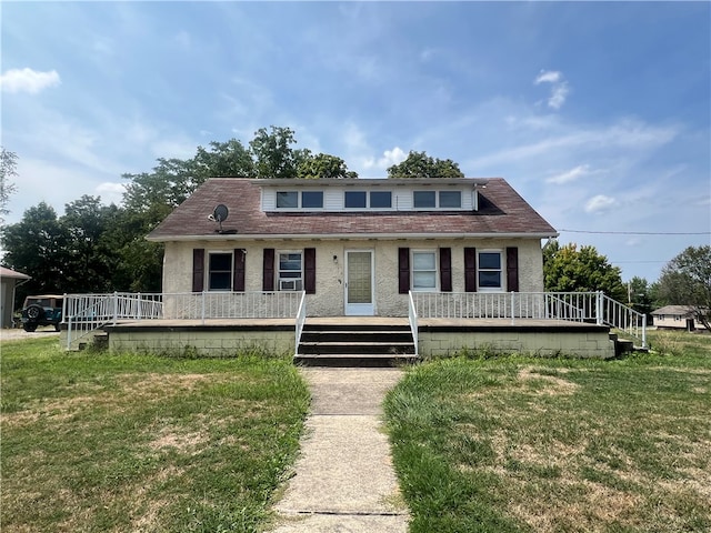 view of front of house featuring a wooden deck and a front lawn