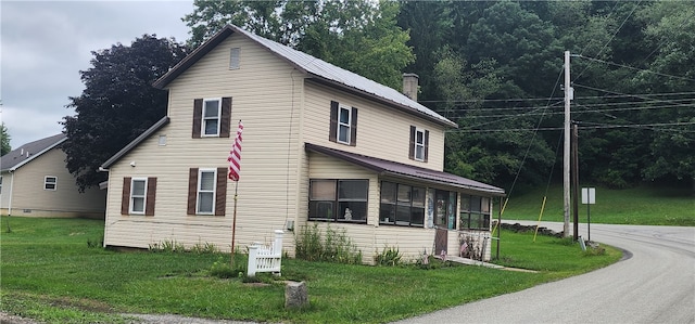 view of front of property featuring a front yard