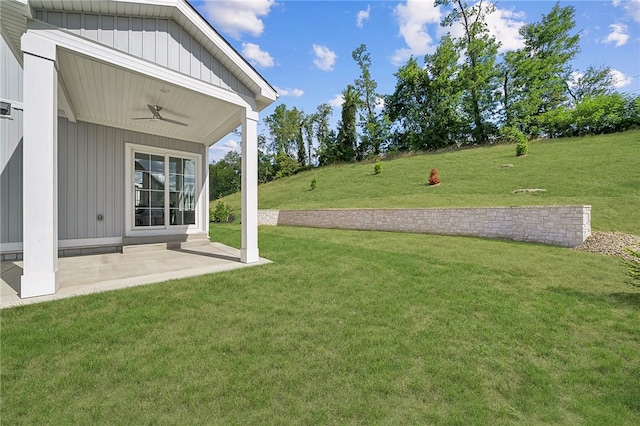 view of yard featuring ceiling fan