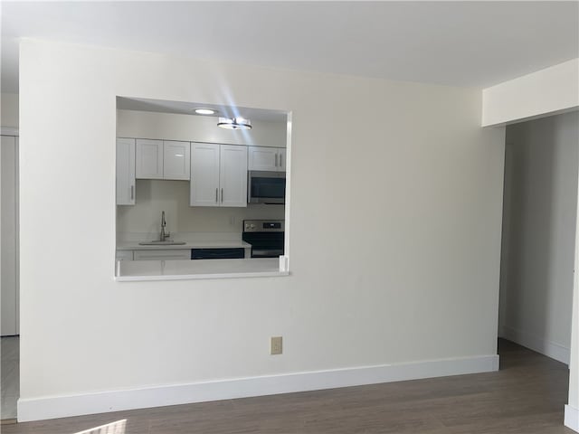 32 Bracken Pl, Plum Boro, PA 15239 - kitchen featuring stainless steel appliances, a sink, baseboards, light countertops, and wood finished floors