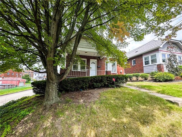 view of front facade with a front yard