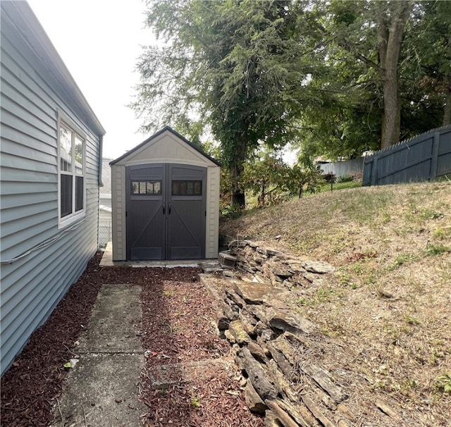 view of yard with a storage unit