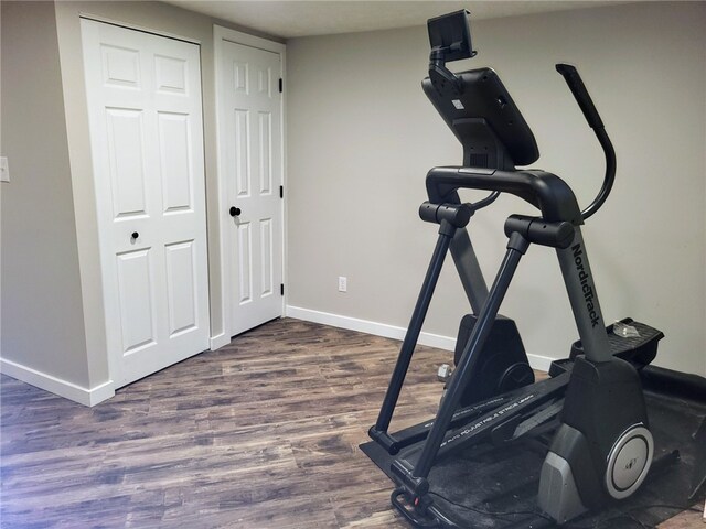 workout area with hardwood / wood-style flooring