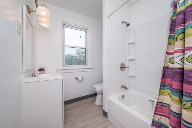 full bathroom with baseboards, toilet, wood finished floors, vanity, and shower / bathtub combination with curtain